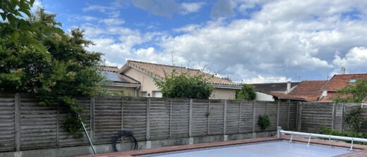 Construction d&#8217;une terrasse en bois autour d&#8217;une piscine à Bruges