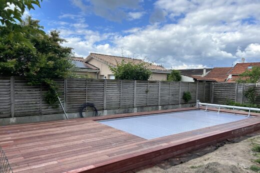 Construction d&#8217;une terrasse en bois autour d&#8217;une piscine à Bruges