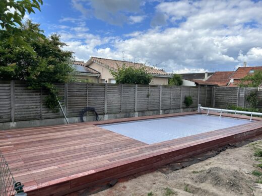 Construction&#x20;d&amp;&#x23;8217&#x3B;une&#x20;terrasse&#x20;en&#x20;bois&#x20;autour&#x20;d&amp;&#x23;8217&#x3B;une&#x20;piscine&#x20;&#x00E0;&#x20;Bruges